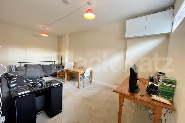 Offering 1235 Sq.Ft.of living space with charming garden & extra study room Charleston street , Elephant and Castle